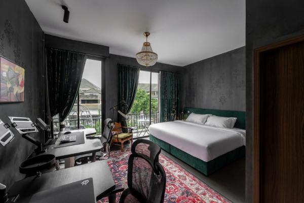 A la foto es mostra l'objecte Boss Level Gaming Hotel situat a la ciutat de Rawai Beach.