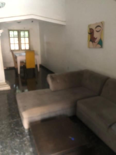 A la foto es mostra l'objecte Magnificent Cozy Apartment situat a la ciutat de Akowonjo.