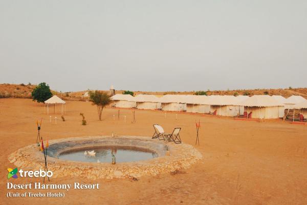 A la foto es mostra l'objecte Treebo Desert Harmony Camp situat a la ciutat de Sām.