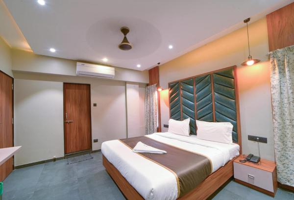 Na fotografii je vidět objekt Hotel Vrindavan Deluxe Kolhapur NEAR CENTRAL BUS STAND nacházející se ve městě Kolhápur.
