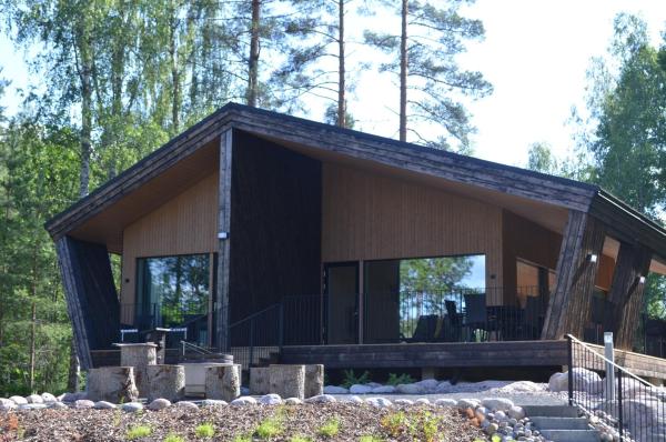 Op de foto is het object Villa Jade te zien, gelegen in de stad Karjalohja.