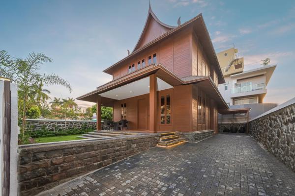 A la foto es mostra l'objecte Nine Oaks situat a la ciutat de Lonavala.