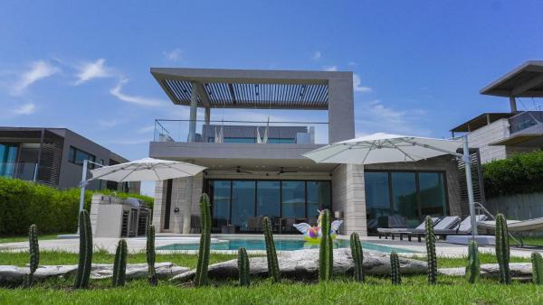 På bildet vises objektet Villa Puerta- Luxury Seaside Villa som ligger i byen Ararca.