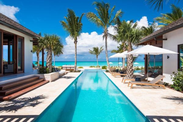 На фото показан объект Beautifully Caribbean villa with captivating beach and clear blue waters, расположенный в городе Leeward.