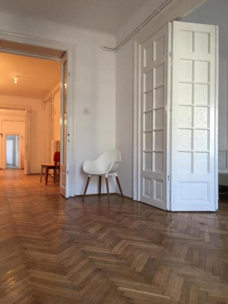 På billedet ses objektet Calea Mosilor VINTAGE MINIMALIST 4 ROOMS Apartment beliggende i byen Bukarest.