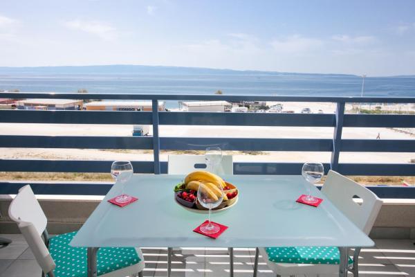 Kuvassa näkyy kohde luxury beach front apt with seaside view and free parking, joka sijaitsee kaupungissa Split.