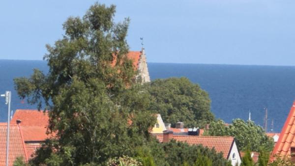 Na zdjęciu widoczny jest obiekt Takvåning i Simrishamn med havsutsikt położony w mieście Simrishamn.