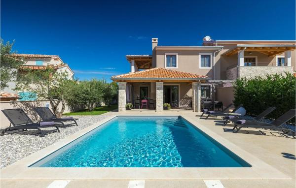 A la foto es mostra l'objecte Villa Flora Abrega situat a la ciutat de Poreč.