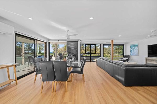 Foto 3: Beachfront with pool ocean views and pet friendly
