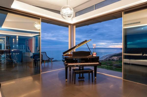 The photo shows the Luxe Haus - Exceptional Views NobleBNB located in the city of Moana.