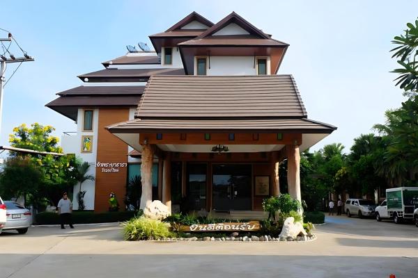 写真にはBan Oi Noi (2)市にあるChaophayathara Riverside Hotelが写っています。