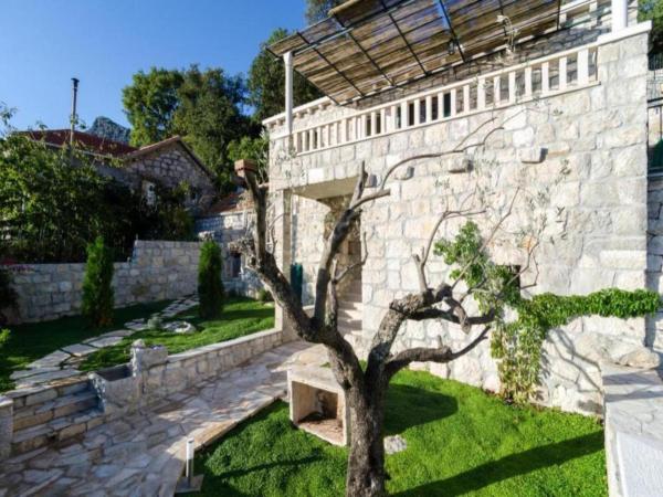 照片显示了位于Dubravka市的Villa Falcon Rook - Four-Bedroom Villa with Terrace and Swimming Pool物件。