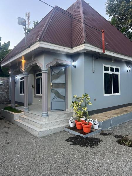 照片显示了位于Nkoanrua市的Upendo Moja House物件。