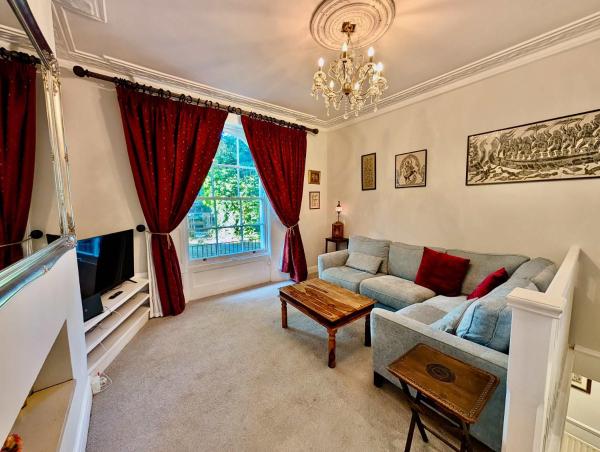 Foto 1: Charming Flat with Balcony in Prime Location