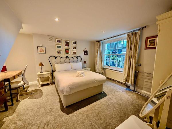 Foto 3: Charming Flat with Balcony in Prime Location
