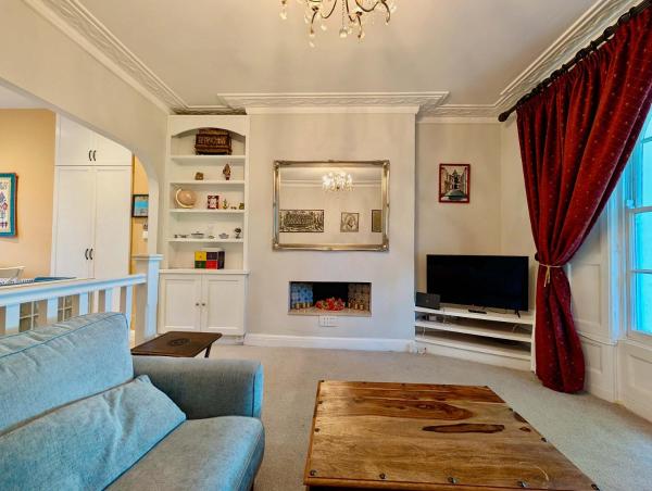 Foto 5: Charming Flat with Balcony in Prime Location