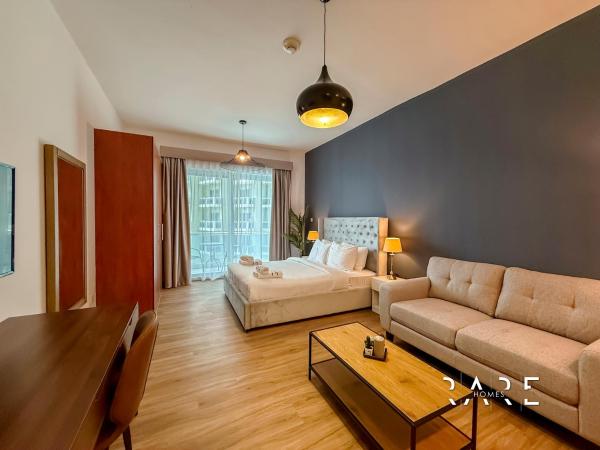 Auf dem Foto ist das Objekt Rare Holiday Homes - Near City Center Ma'eisem - Lake view - Crescent Tower C - R806 - IMPZ in der Stadt Dubai zu sehen.