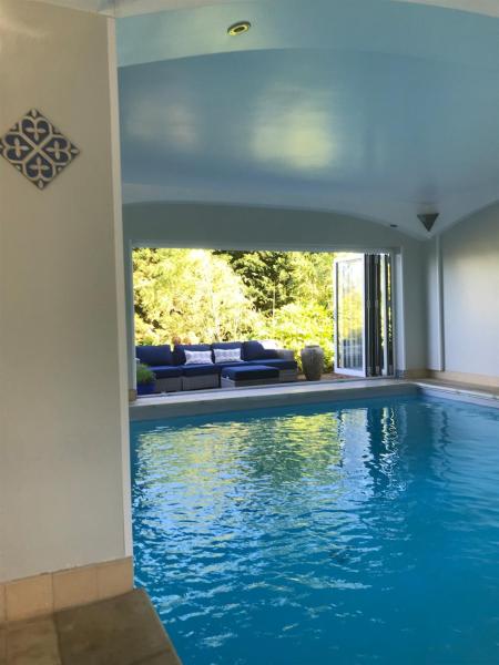 På billedet ses objektet Rural farm stay with stunning indoor pool beliggende i byen Itchingfield.