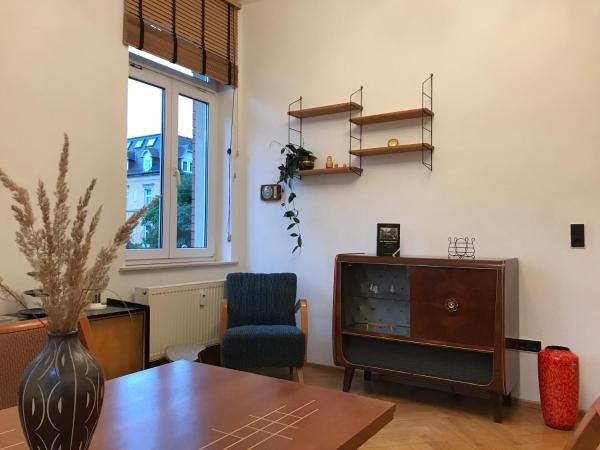 På billedet ses objektet Stylische Mid-Century-Wohnung im Zentrum Plauens beliggende i byen Plauen.
