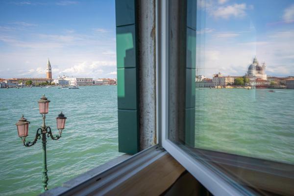 Nella foto è visibile l'oggetto 3 Windows on St Mark - Canal View Apartment situato nella città di Venezia.
