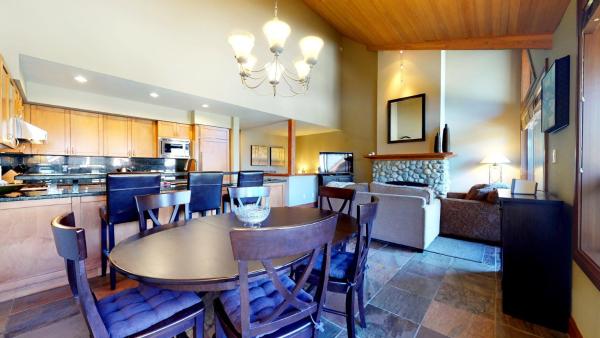 Fotografie 3: Spacious Chalet with PRIVATE Hot Tub by Harmony Whistler