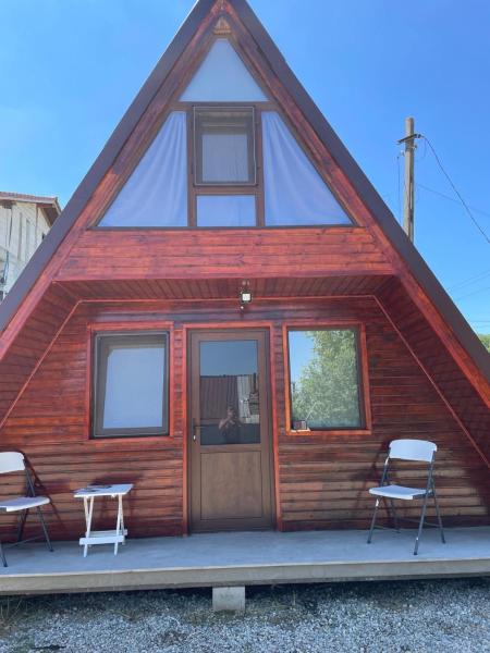 Na fotografii je vidět objekt Cabana tip A la 250 metri de castelul Corvin nacházející se ve městě Ciulpăz.