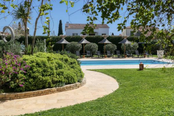 Na zdjęciu widoczny jest obiekt Logis Hôtel Le Rodin położony w mieście Arles.