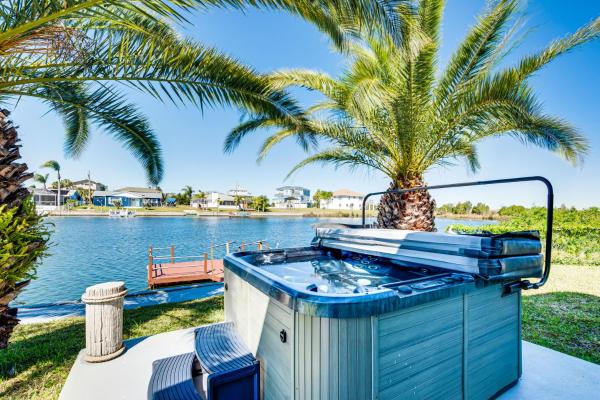 På bildet vises objektet 2 Mi to Beach Canal-Front Home in Hernando Beach som ligger i byen Hernando Beach.