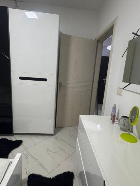 Na fotografii je vidět objekt Zena Apartment Shkembi Kavajes nacházející se ve městě Durrës.