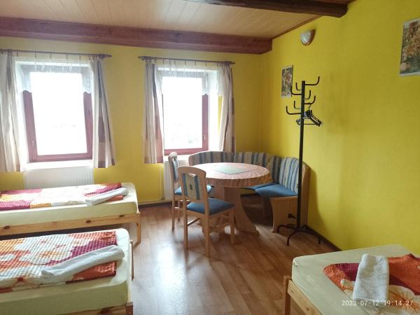 Na foto é possível ver o objeto Apartmán Na Kopečku - žlutý pokoj localizado na cidade de Děkanovice.