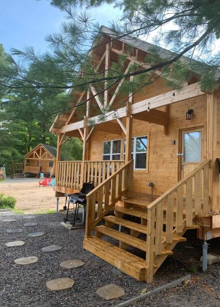 På bildet vises objektet 2 Bedroom Beach Side Cottage On Muskoka Shores som ligger i byen MacTier.