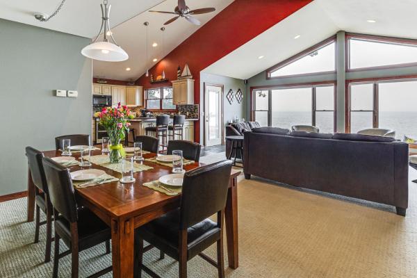 A la foto es mostra l'objecte Spacious Edgerton Home with Private Beach and Views! situat a la ciutat de Cambridge.