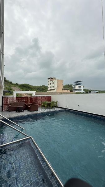 A la foto es mostra l'objecte Hotel White Aura situat a la ciutat de Jharol.