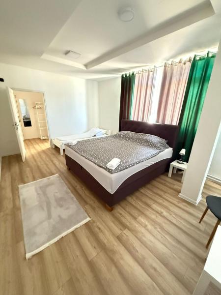 Na fotografii je vidět objekt Rooms ALEA nacházející se ve městě Sanski most.