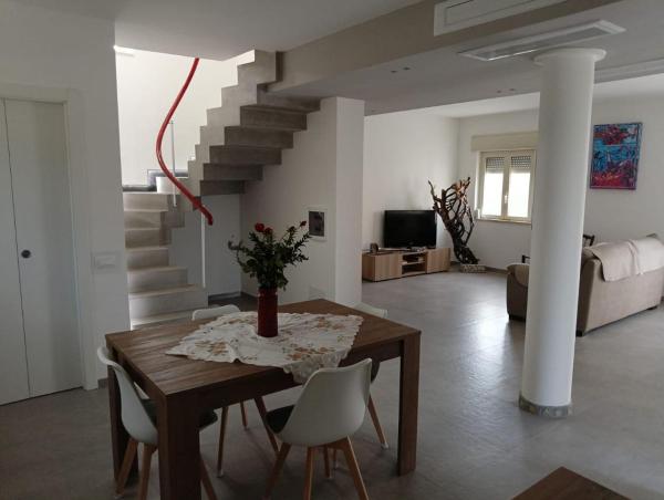 A la foto es mostra l'objecte Villa Torre situat a la ciutat de Calamonaci.