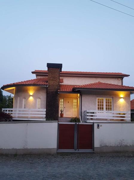 Na zdjęciu widoczny jest obiekt Sweet 3 Bedrooms Terrace Home Close Esposende położony w mieście Curvos.