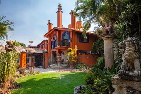 A la foto es mostra l'objecte Gorgeous LGBTQ Mexican Hacienda Casa de la Paz situat a la ciutat de Ajijic.