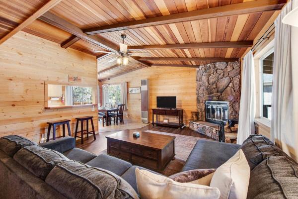 Vista Sugarloaf ~ Dog-friendly Mountain Getaway Near Town & Skiing W/ Gas Grill & Spacious Deck - Big Bear, CA