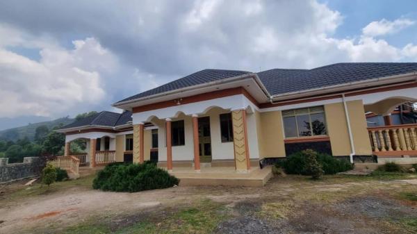 На фото показан объект Kibugu Gorilla Homestay, расположенный в городе Nyarusiza.