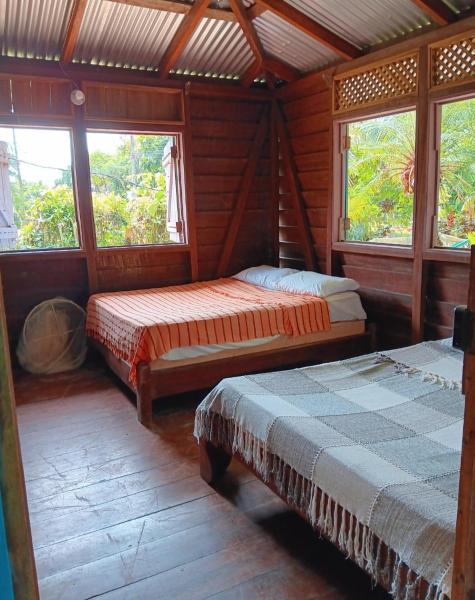 A la foto es mostra l'objecte Casa Chantel situat a la ciutat de Gandoca.