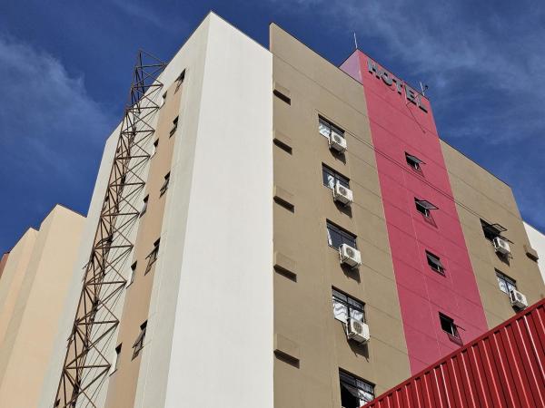 写真にはロンドリーナ市にあるHotel Idealが写っています。