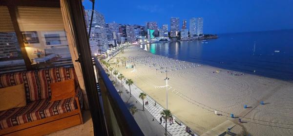 A la foto es mostra l'objecte 1ª LINEA PLAYA 2 hab 5-6 pax WIFI situat a la ciutat de Benidorm.