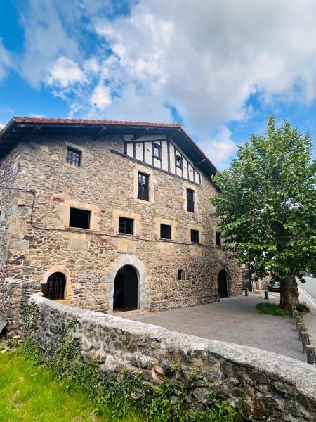 Na fotografii je vidět objekt Goikitxe Etxea nacházející se ve městě Arano.