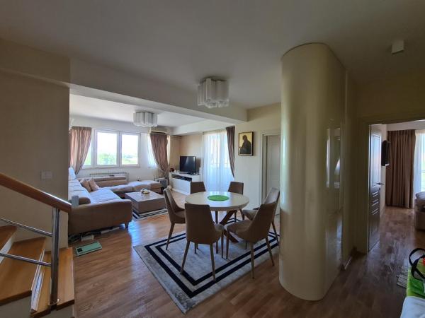 Na fotografii je vidět objekt President Apartment River View nacházející se ve městě Bardovci.
