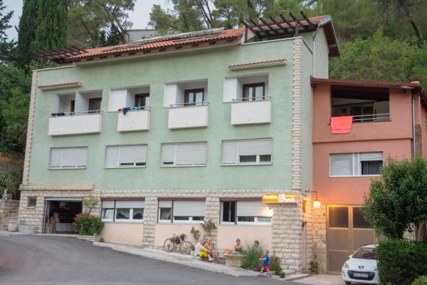 照片显示了位于Novigrad Dalmatia市的Pansion 8 ferala物件。