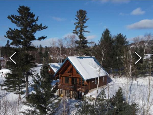 Na zdjęciu widoczny jest obiekt Chalet Parlabas położony w mieście Saint-David-de-Falardeau.