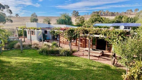 A la foto es mostra l'objecte Timber & Stone - Sanctuary Eco House situat a la ciutat de Guildford.