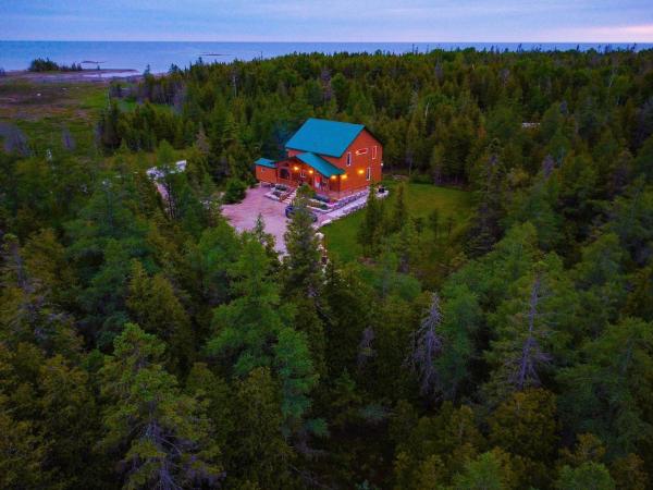 På billedet ses objektet Rustic Luxury Saw N' Logzzz Cabin Getaway beliggende i byen Red Bay.