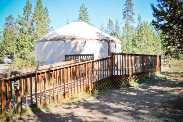 På billedet ses objektet Bend-Sunriver Camping Resort Wheelchair Accessible Yurt 13 beliggende i byen Sunriver.