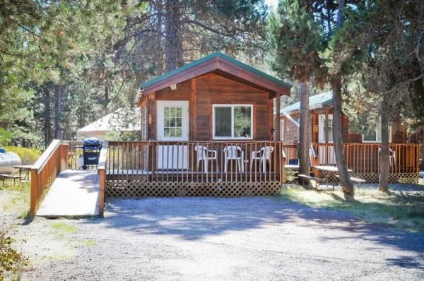 På billedet ses objektet Bend-Sunriver Camping Resort Studio Cabin 8 beliggende i byen Sunriver.